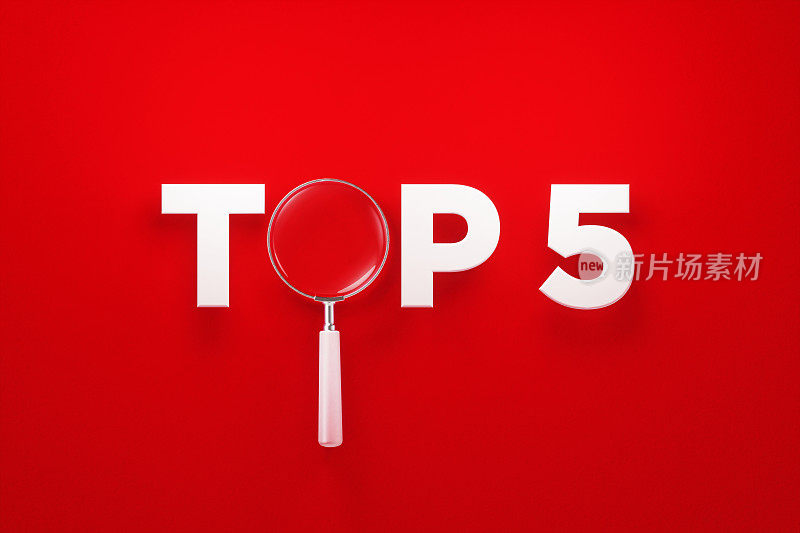Top 5概念-放大镜坐在白色中Top 5字在红色背景